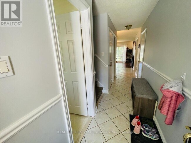 2880 Headon Forest Dr in Burlington, ON - Building Photo - Building Photo