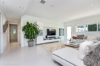 1225 Marseille Dr in Miami Beach, FL - Foto de edificio - Building Photo