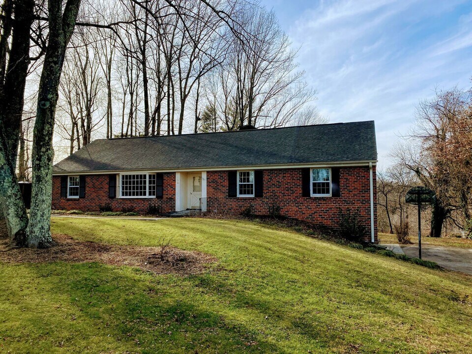130 Yorkshire Cir in Lynchburg, VA - Building Photo