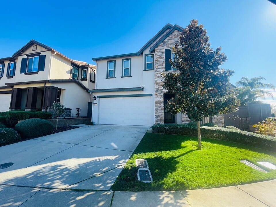 8019 Ryland Dr in El Dorado Hills, CA - Building Photo