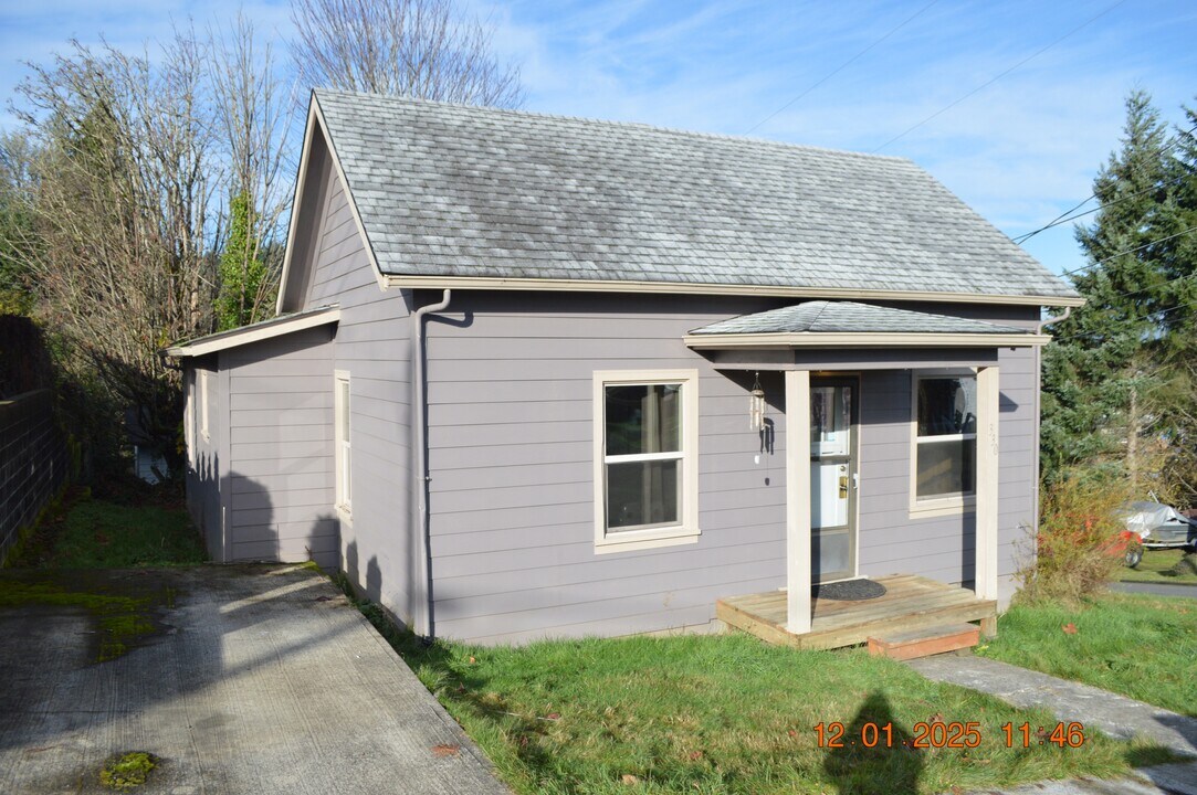 330 SW Bryant St in Clatskanie, OR - Building Photo