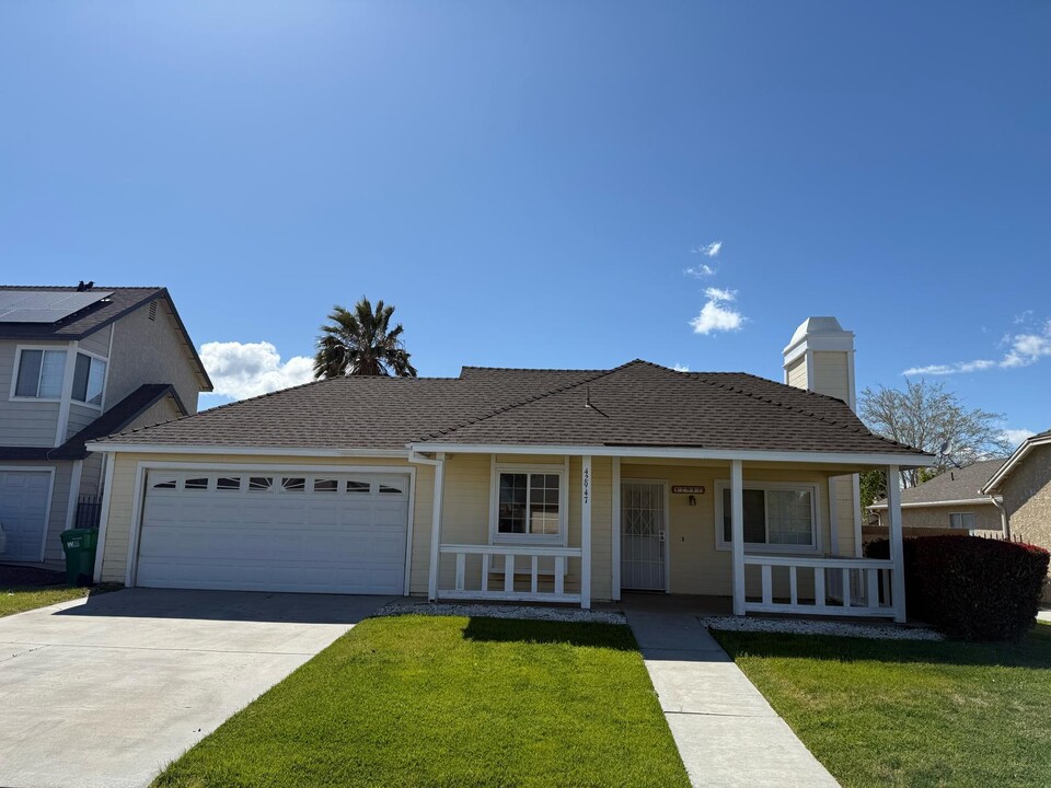 42947 Lemonwood Dr in Lancaster, CA - Building Photo