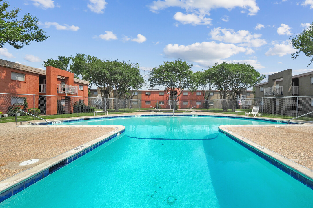 La Paloma Village Apartments in Pasadena, TX - Building Photo