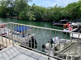 3522 NE 166th St in North Miami Beach, FL - Building Photo