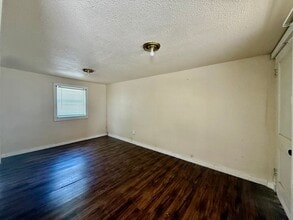 218 Lowell St in San Antonio, TX - Building Photo - Building Photo