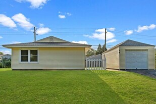 38 Indian Creek Dr in Levittown, PA - Building Photo