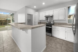 9385 Bennoel Way in Elk Grove, CA - Building Photo - Building Photo