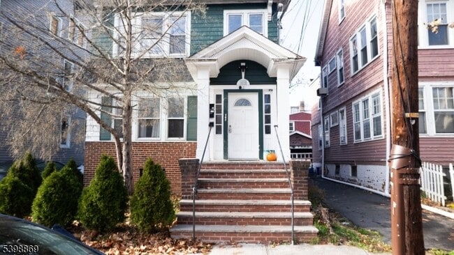 65 Poe Ave in Newark, NJ - Foto de edificio - Building Photo