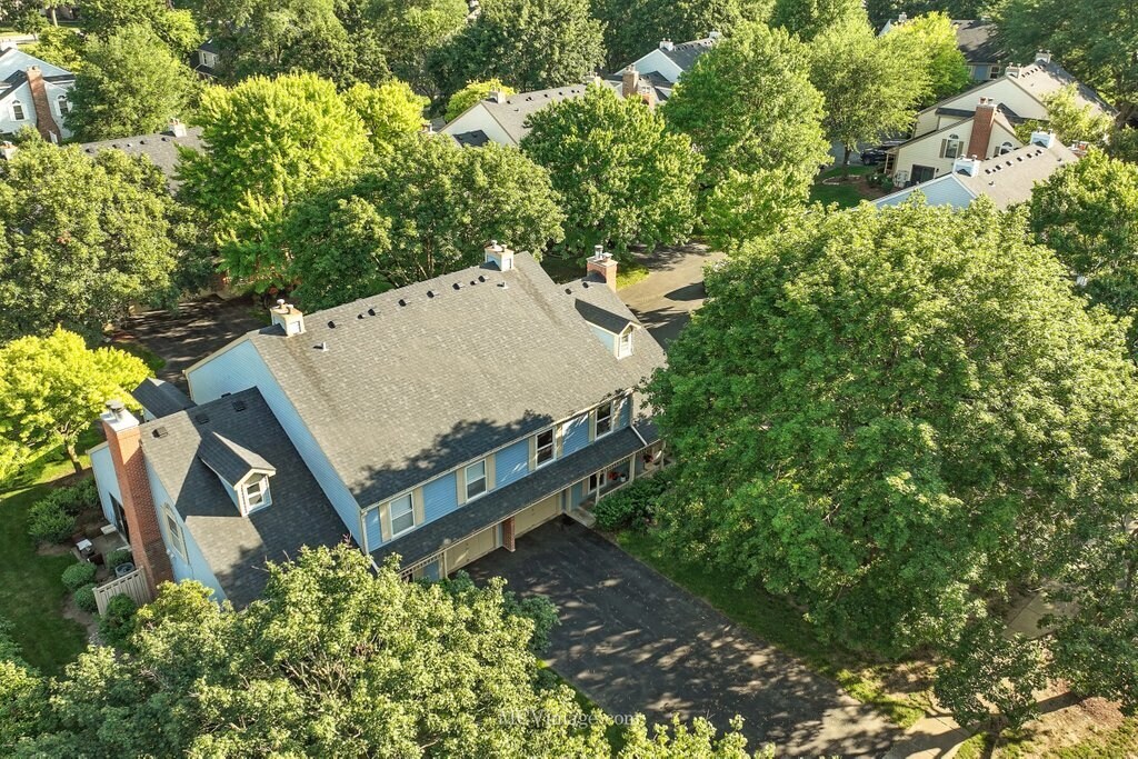 1404 Queensgreen Cir in Naperville, IL - Foto de edificio