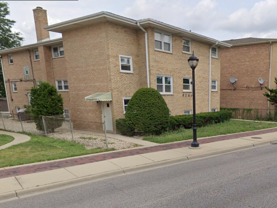 8246 W Grand Ave in River Grove, IL - Foto de edificio