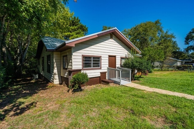 1110 Eastern Valley Rd in Bessemer, AL - Building Photo - Building Photo