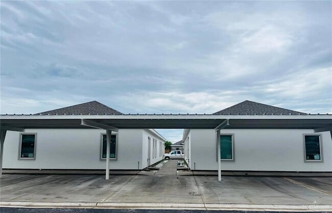 1308 Shavano Dr, Unit 3 in Edinburg, TX - Foto de edificio - Building Photo