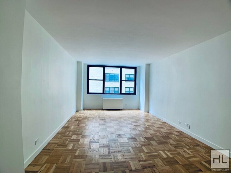 EAST 49 STREET in New York, NY - Building Photo