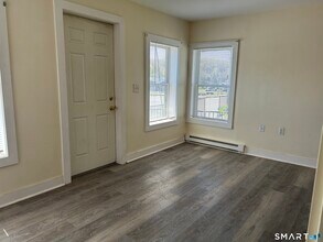 166 Norwich Ave in Norwich, CT - Building Photo - Building Photo