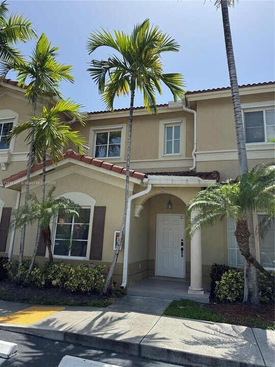 8246 NW 108th Ave in Doral, FL - Building Photo