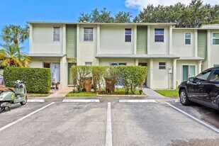 822 Crystal Lake Dr in Pompano Beach, FL - Building Photo