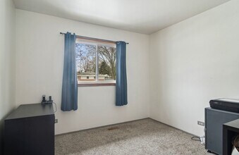 460 Flagstaff Ln in Hoffman Estates, IL - Building Photo - Building Photo