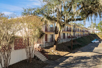 Capitol Village in Tallahassee, FL - Foto de edificio - Building Photo