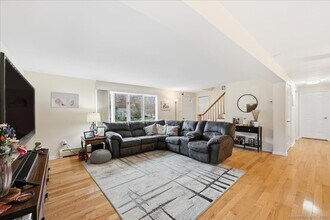 198 Dartmouth Dr in Groton, CT - Building Photo - Building Photo