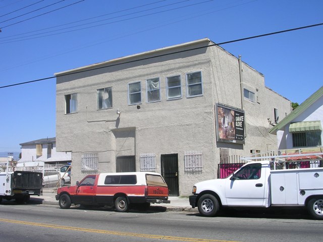 6112 S San Pedro St in Los Angeles, CA - Building Photo