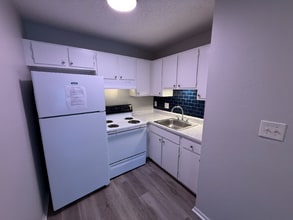 3907 E Southcross in San Antonio, TX - Building Photo - Building Photo