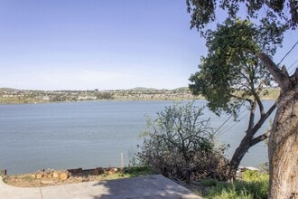 352 Winslow St in Crockett, CA - Foto de edificio - Building Photo