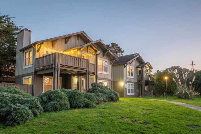 Seventeen Mile Drive Village Apartment Homes in Pacific Grove, CA - Foto de edificio - Building Photo