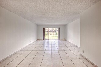 9818 Nob Hill Ct in Sunrise, FL - Building Photo - Building Photo