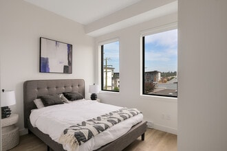 Light House in Esquimalt, BC - Foto de edificio - Building Photo