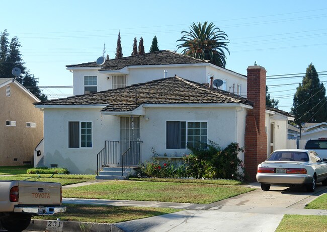 231-235 Magnolia Ave in Oxnard, CA - Foto de edificio - Building Photo