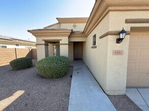 7157 W Globe Ave in Phoenix, AZ - Building Photo - Building Photo