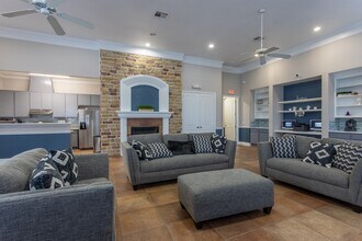 Lakeside Pointe Apartments & Townhomes in Pearland, TX - Building Photo - Interior Photo