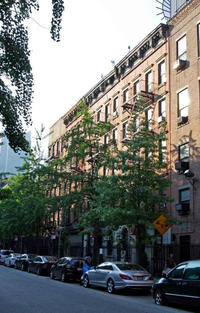 448 W 46th St in New York, NY - Building Photo - Building Photo