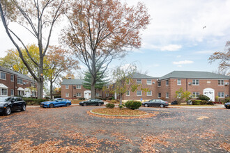 Deepdale Gardens COOP in Little Neck, NY - Building Photo - Building Photo