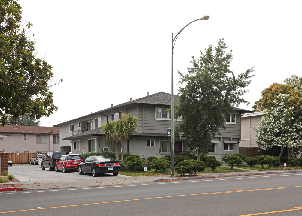 1588 Hollenbeck Ave in Sunnyvale, CA - Building Photo