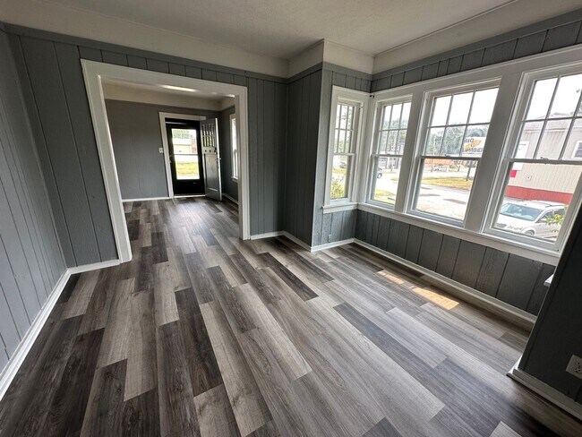 1041 Cassopolis St in Elkhart, IN - Foto de edificio - Building Photo