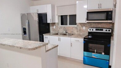 3055 NW 58th St-Unit -1 in Miami, FL - Building Photo - Building Photo