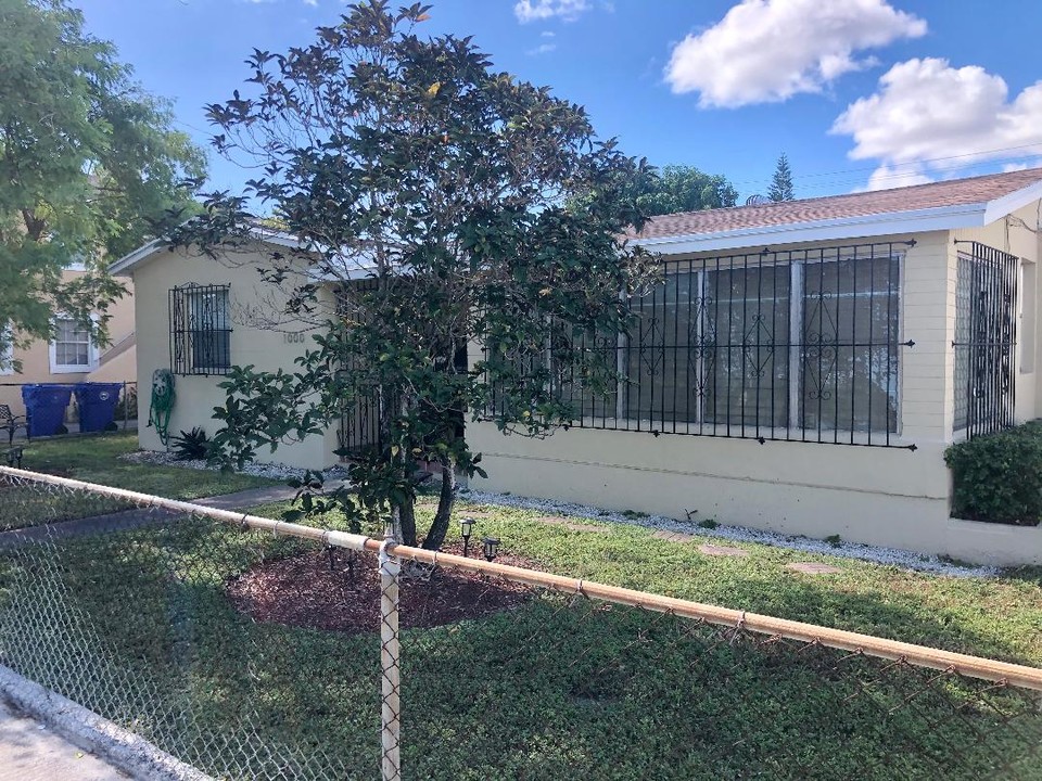 1040 SW 22nd Ave in Miami, FL - Building Photo