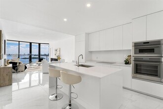 700 NE 24th St, Unit 1005 in Miami, FL - Foto de edificio - Building Photo