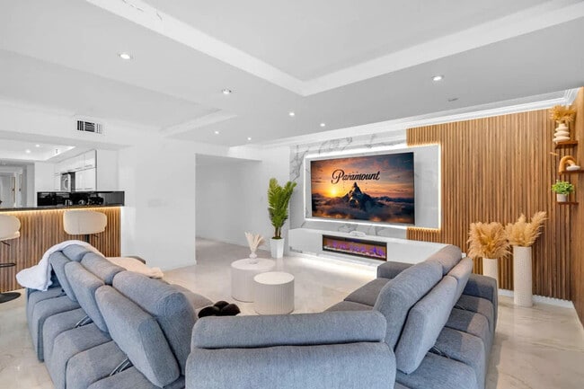 468 Golden Isles Dr in Hallandale Beach, FL - Foto de edificio - Building Photo