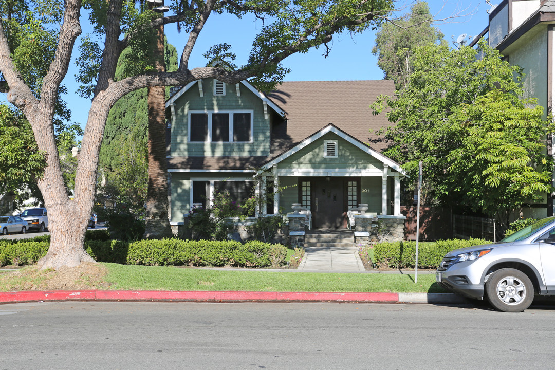 301 N Kenwood St in Glendale, CA - Foto de edificio