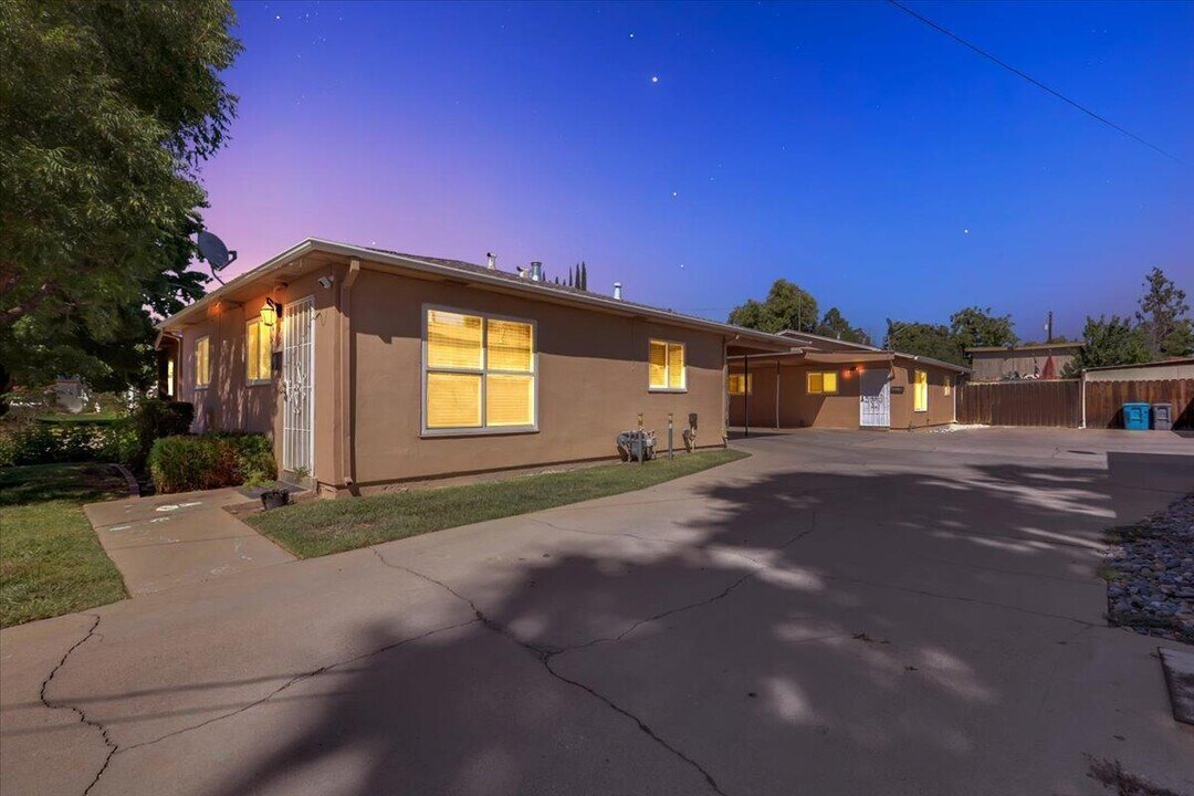 667 Almond St in Yuba City, CA - Building Photo