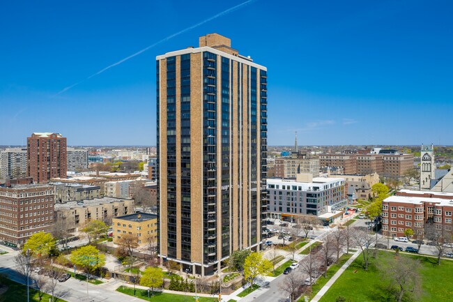 Regency House Condominiums in Milwaukee, WI - Building Photo - Building Photo