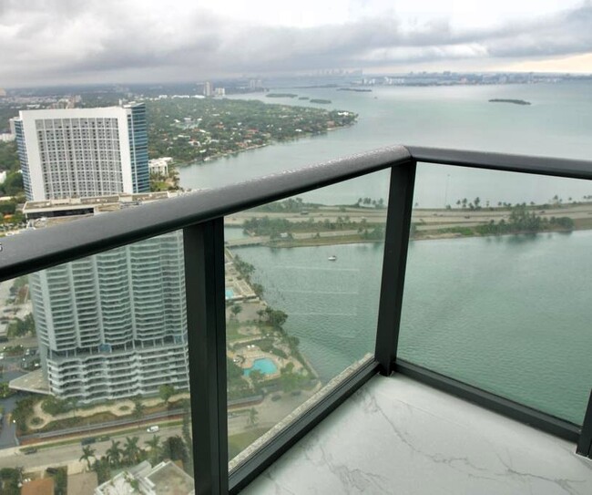 650 NE 32nd St, Unit 4808 in Miami, FL - Foto de edificio - Building Photo