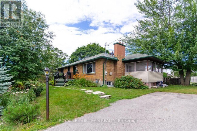 16 Brook Ln in Ottawa, ON - Building Photo - Building Photo