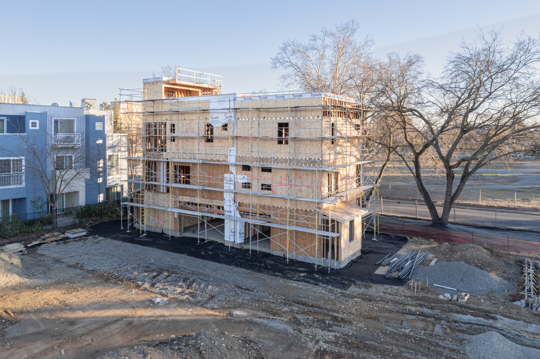 Four40 West in West Sacramento, CA - Building Photo