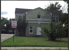211 SE 13th St in Grand Prairie, TX - Building Photo