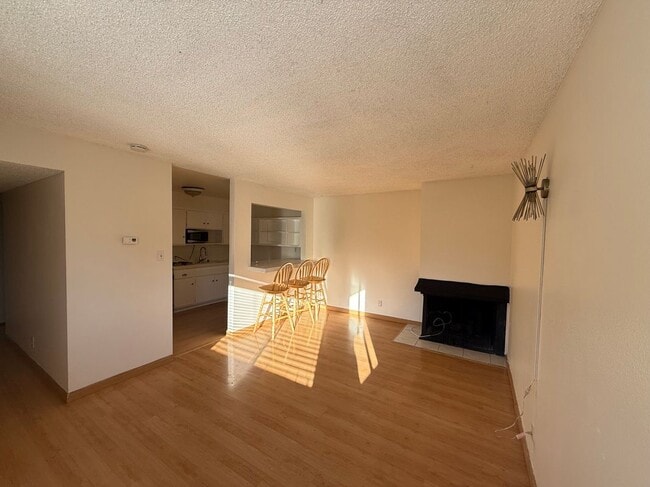 322 N Avenue 66 in Los Angeles, CA - Foto de edificio - Building Photo
