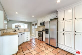 117 Navajo in Topanga, CA - Building Photo - Building Photo