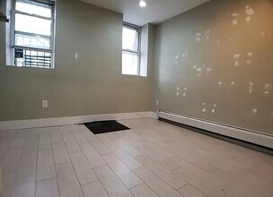 98 Harman St, Unit 1 in Brooklyn, NY - Foto de edificio - Building Photo